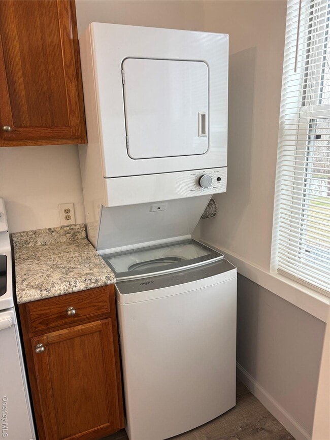 Building Photo - 130 S Maplewood Rd