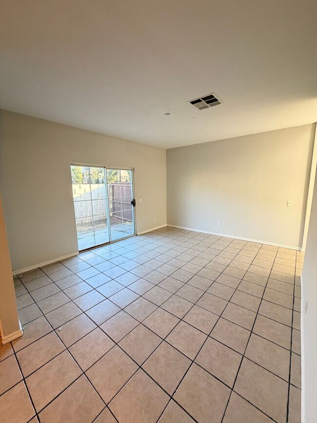 Building Photo - Spacious 3 bedroom w/ attached 2 Car Garage For Rent!
