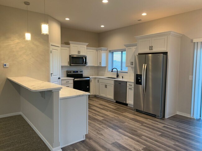 Building Photo - Spacious 2-Story with 3 bedrooms/2.5 bathrooms off N 27th and I-80