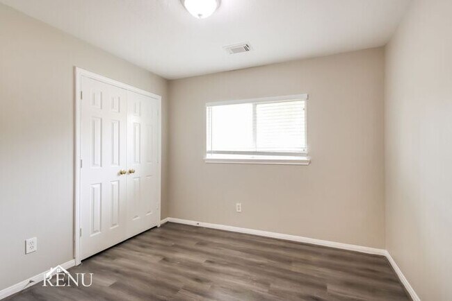 Building Photo - 4002 Old Pine Grove Dr