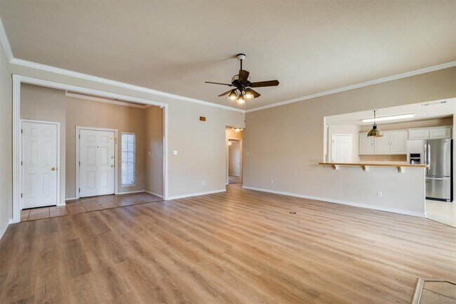 Building Photo - 706 Lakeview Dr
