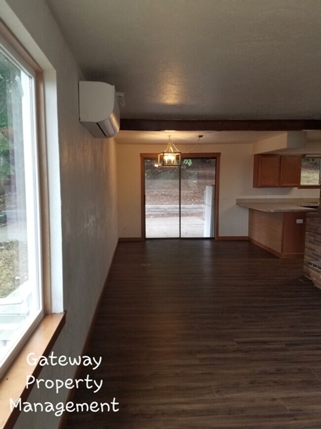 Building Photo - 3 Bedroom in town with a view!