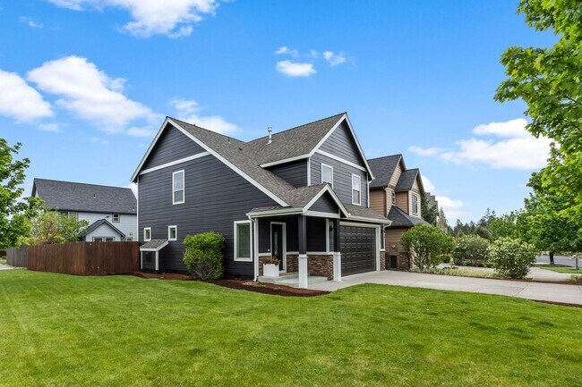 Building Photo - Beautiful SE Bend Home | Spacious Floorplan | Fenced Backyard | Near Parks & Trails