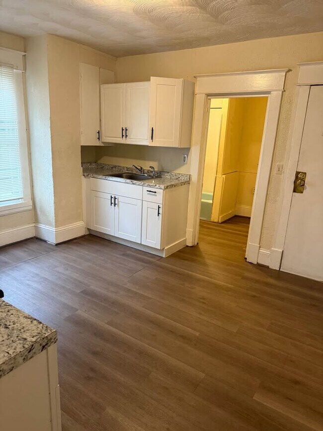 Building Photo - 668 Montrose Ave SE