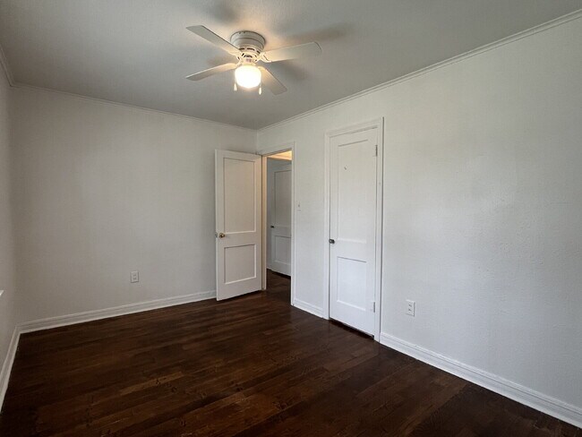 Building Photo - 3 Bedroom close to Campus!!