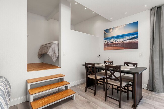 Building Photo - Charming comfy Studio in La Jolla Village!