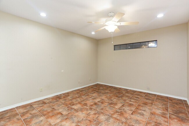 Building Photo - 2Bd Condo in Gated Community! Available November!