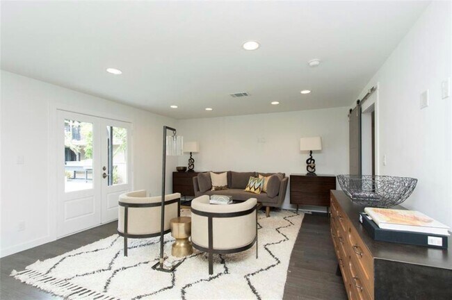 Building Photo - 1410 Hyde Park Blvd