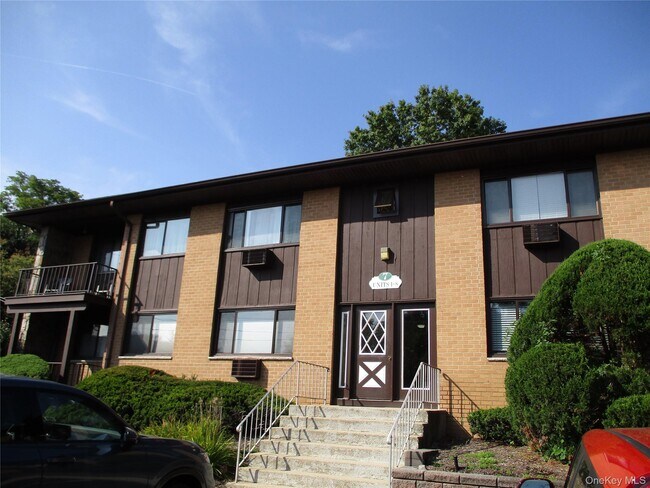 Primary Photo - 7 E Lawrence Park Dr