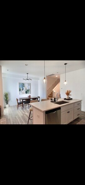 Building Photo - 2739 Primrose Ave