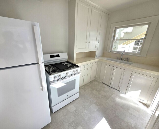 Building Photo - 124-128 Breeze Ave.-126