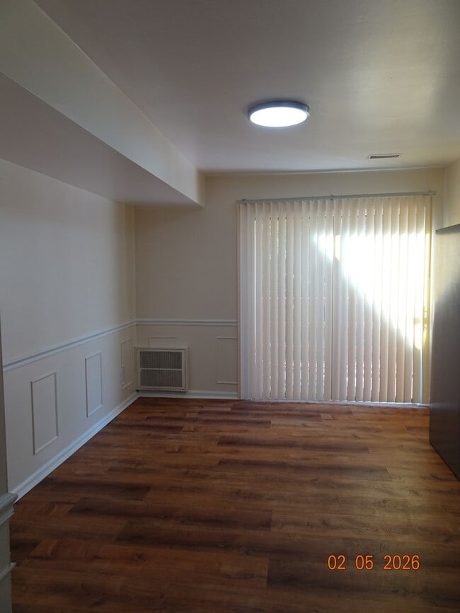 Building Photo - 3 Bedrooms, 1.5 Bathrooms Townhome in Williamsburg