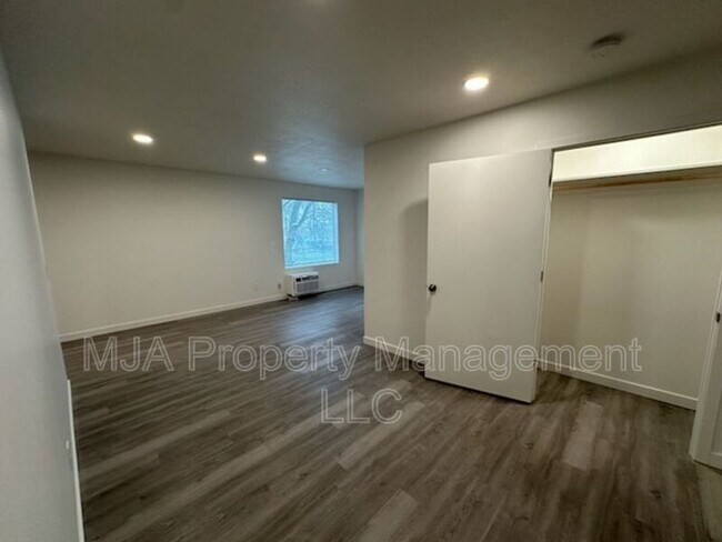Building Photo - 500 E Fort Union Blvd