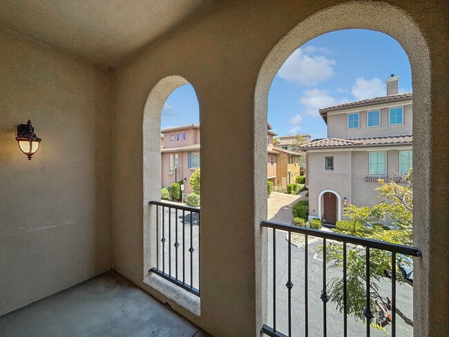 Building Photo - Beautiful & Spacious 2BD/2BA Townhouse in ...