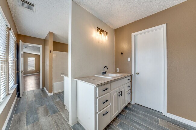 Building Photo - ***Special, Half Off One Months Rent with ...