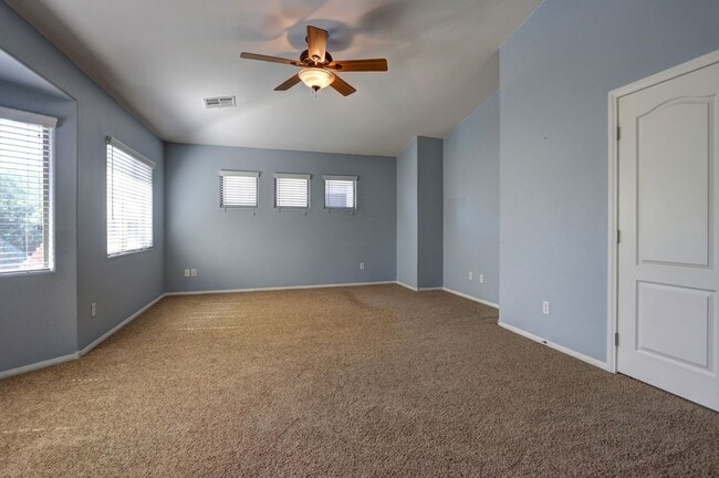 Building Photo - Wonderful 4 Bedroom Home!