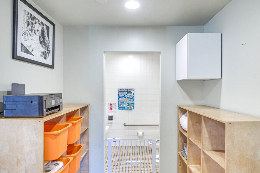 Building Photo - 3863 Broadlawn Dr