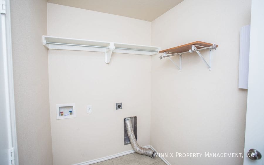 Building Photo - 14211 Vernon Ave