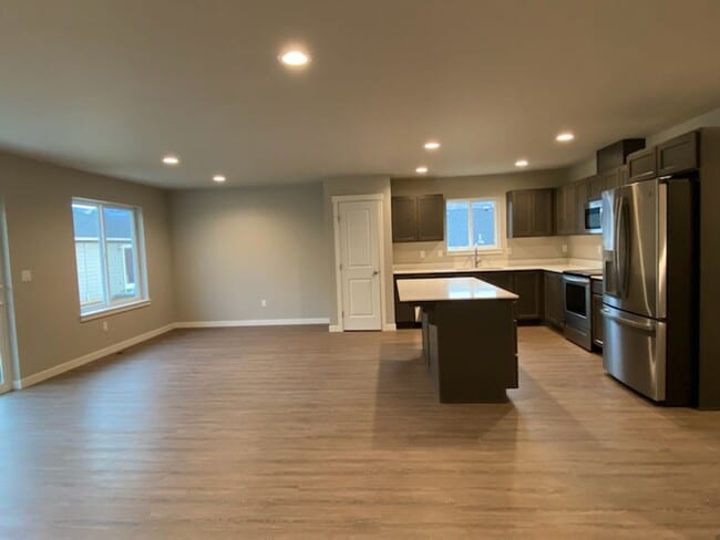 Building Photo - Luxury 3 bedroom, 2 bath home with double garage!