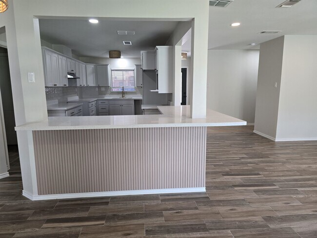 Building Photo - 211 Esperanza Dr