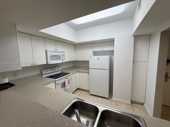 Building Photo - 17375 Collins Ave