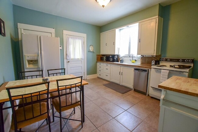 Building Photo - 1316 W Dean Ave