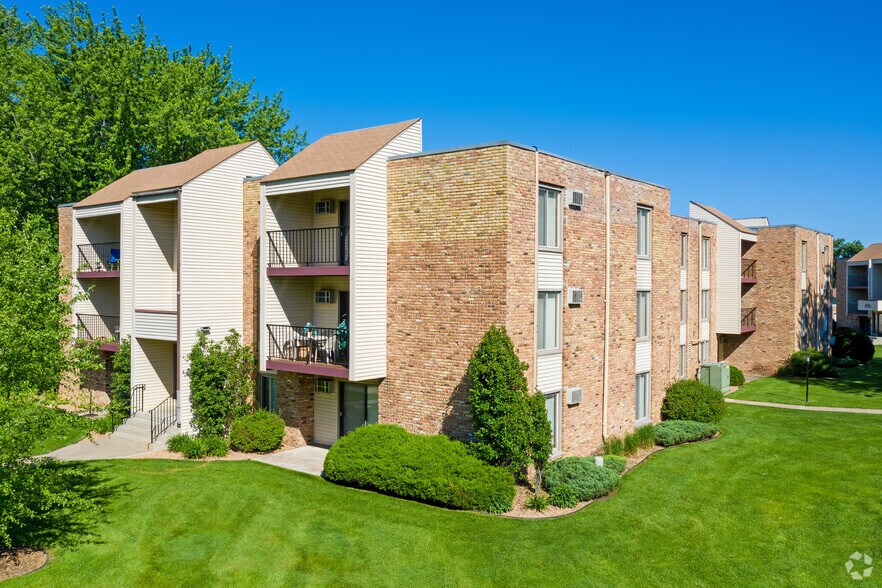 Building Photo - Silver Oaks Court Apartments