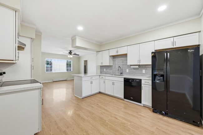 Building Photo - 2421 W Anderson Ave