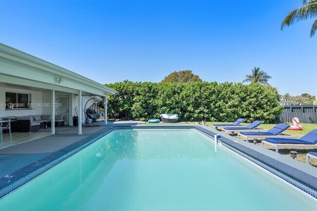 Building Photo - 2541 NE 195th St