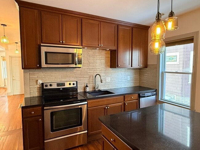 Building Photo - 96 King St