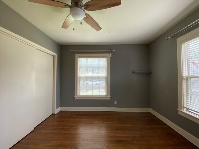 Building Photo - 1918 Sul Ross St