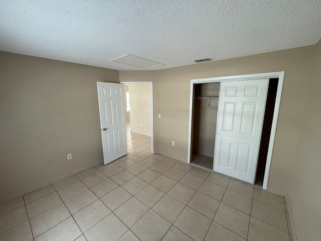 Building Photo - 5407 Maple St