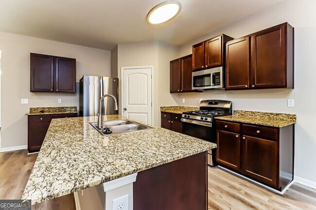 Building Photo - 207 Shaker Hollow Dr