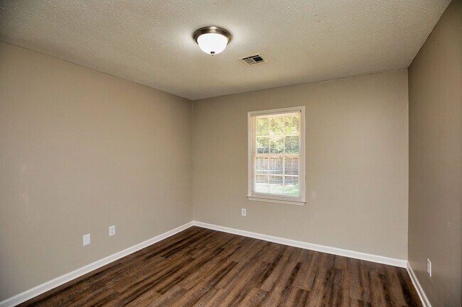 Building Photo - ** 4 Bed 2 Bath located in Ridgefield **Call 334-366-9198 to schedule a self tour