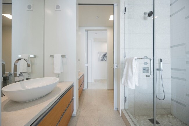 Building Photo - Luxurious premium corner unit nearly 1600 sq ft., Impeccably furnished-turn key- 2 bedroom 2 bath...