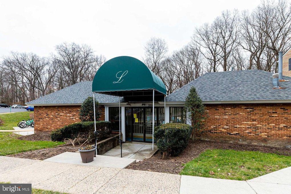 Building Photo - 3945 Lyndhurst Dr