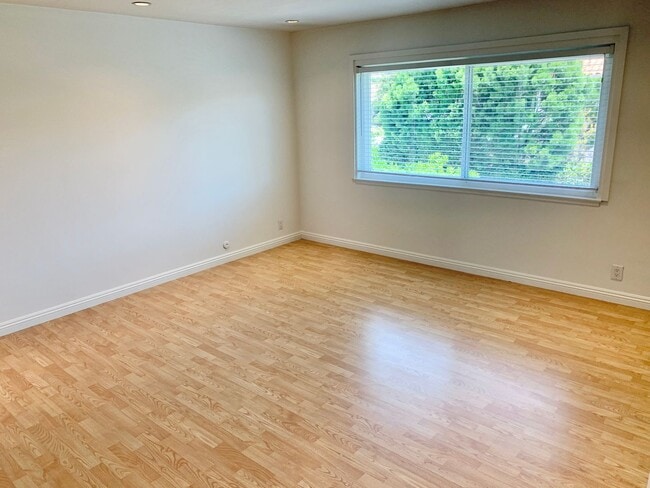 Building Photo - Five Bedroom Single Family Home in Irvine!