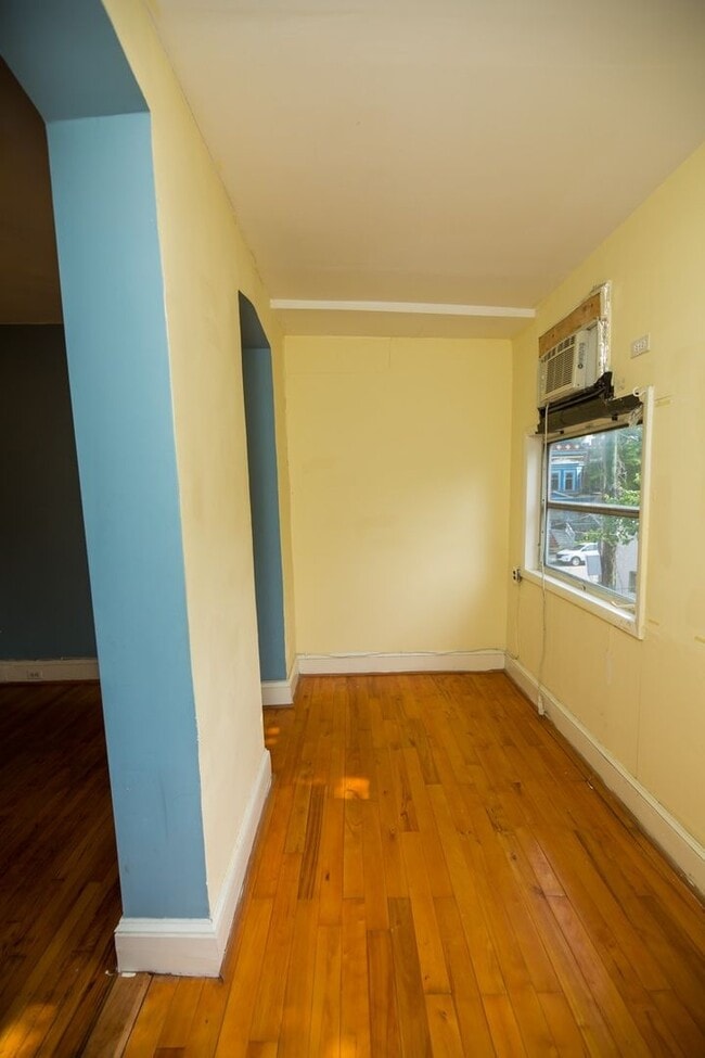 Building Photo - 2026/2027 JHU Off-Campus Charles Village 3bd/1ba Rowhouse w/ W/D!! Available 6/9/26
