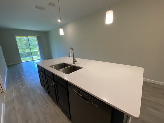 Building Photo - "Charming 3-Bedroom Oasis with 2.5 Baths i...