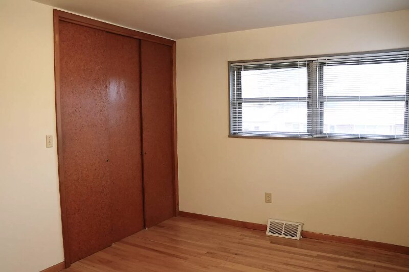 Building Photo - 425 N Hillsdale Dr