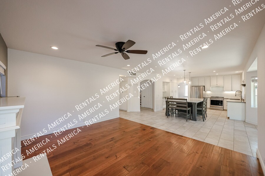 Building Photo - 5444 E Grovers Ave