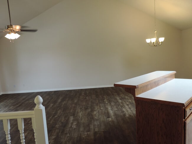 Building Photo - short term lease available