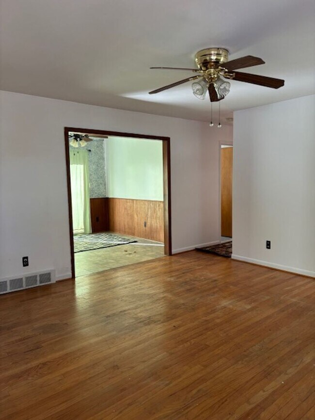 Building Photo - 3 BED, 1.5 BATH IN DOWNTOWN PLYMOUTH