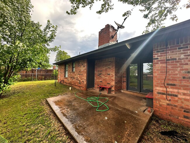 Building Photo - 3bed/2bath Home Available in Norman!