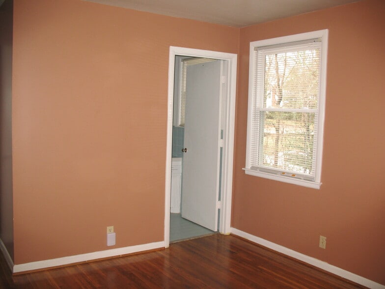 Building Photo - 2513 Ashwood Ave