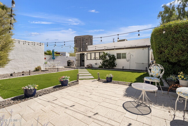 Building Photo - 930 E Whitton Ave