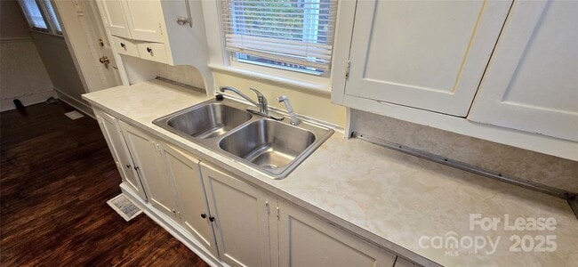 Building Photo - 206 Willow St SW