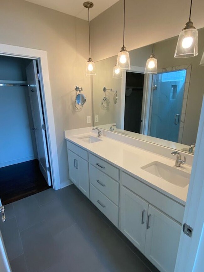 Building Photo - East Nashville with Roof-top Deck and 2 car garage!!