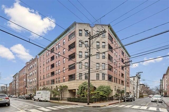 Building Photo - 1001 Clinton St