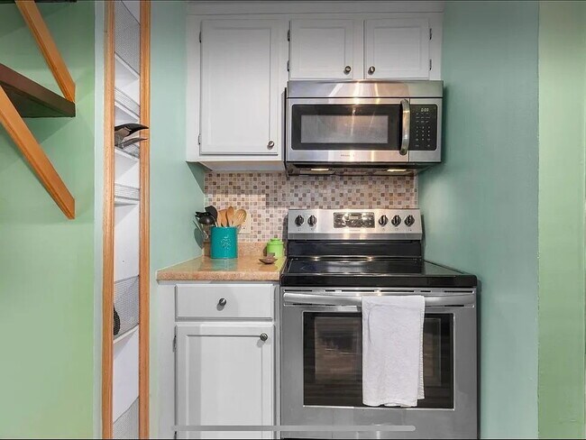 Building Photo - "Charming 3-Bed, 2-Bath Home on Holmes St, Kansas City - Your Cozy Retreat Awaits!"